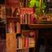 Se non sono le comitive chi frequenta allora il coktail bar? Piccoli gruppi di amici e soprattutto coppie  afferma il titolare -. Latmosfera del resto concilia il romanticismo, tra libri sistemati ovunque...
